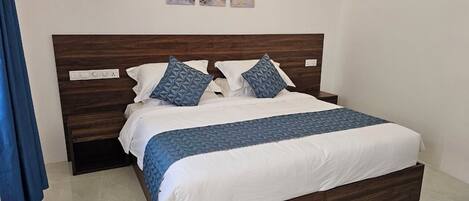 3 bedrooms, iron/ironing board, internet, bed sheets