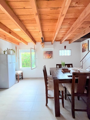 Detached house of 51 m2 on two levels with access to a shared swimming pool.