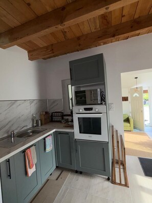 Fridge, microwave, oven, stovetop - Detached house of 51 m2 on two levels with access to a shared swimming pool. (Beautiran)