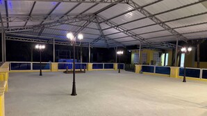 Suuri sisätiloissa sijaitseva urheiluhalli, jossa on korkea katto, useita kenttiä eri urheilulajeja varten ja tehokkaat valonheittimet.