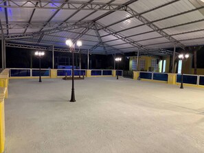 An indoor sports facility with a high ceiling, multiple sports courts, and floodlights. - Este es el appartamento de 2 habitation (La Cuaba)