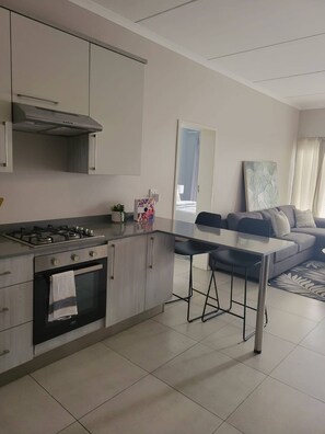 Fridge, microwave, oven, stovetop - Charming 2-Bedroom Apartment in Midrand, Close to Mall of Africa (Midrand)