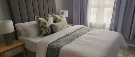 2 habitaciones, tabla de planchar con plancha, internet y ropa de cama