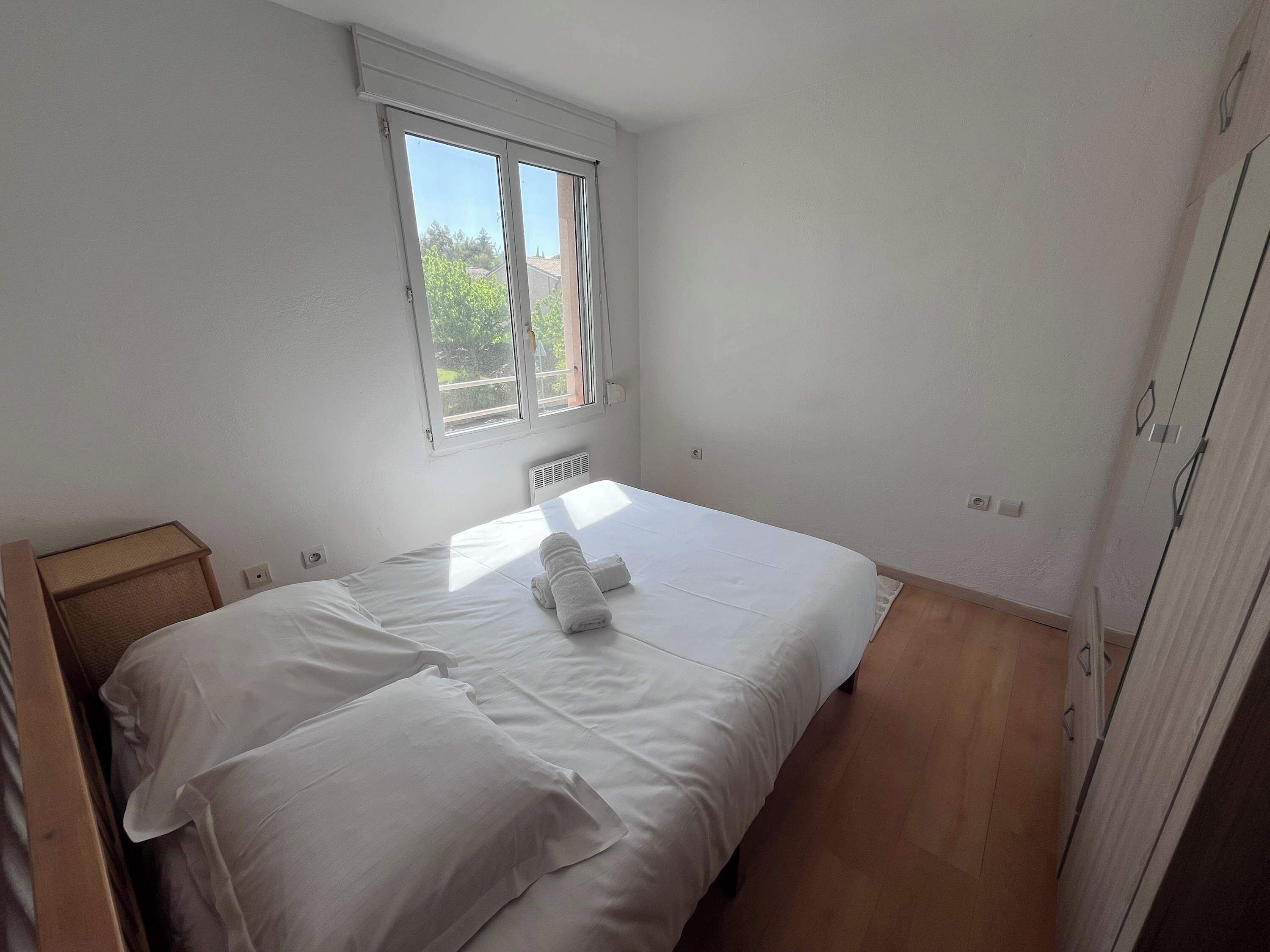 3 habitaciones, escritorio, tabla de planchar con plancha y wifi 