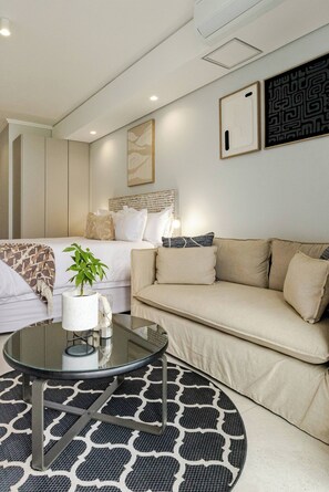 TV, books - Waterfall City Luxury (Midrand)