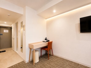 Comfort Twin Room, Balcony, City View | Living area | 32-inch LCD TV with cable channels - Arashi Nipponbashi 1-gō-ten (osaka)