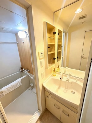 Chambre Double Confort | Salle de bain | Ensemble douche/baignoire, articles de toilette gratuits, sèche-cheveux