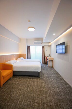 Phòng 2 giường đơn tiện nghi đơn giản, ban công, quang cảnh thành phố | Chăn bông, bàn, màn/rèm cản sáng, bàn ủi/dụng cụ ủi quần áo 