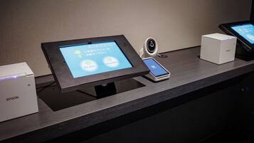 Mostra de productes Epson, incloent un monitor, un telèfon mòbil i una impressora sobre un taulell.