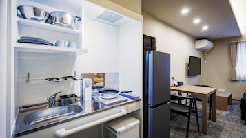 Refrigerador, microondas, placa de cocina, utensilios de cocina