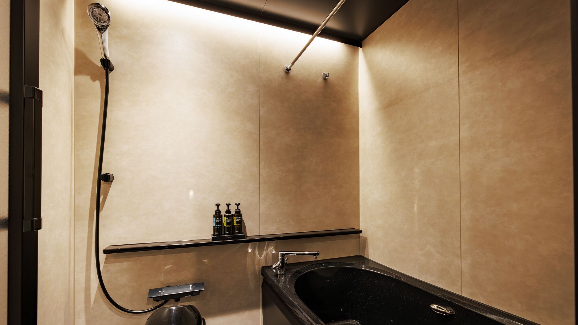 Separate bathtub and shower, free toiletries, hair dryer, towels