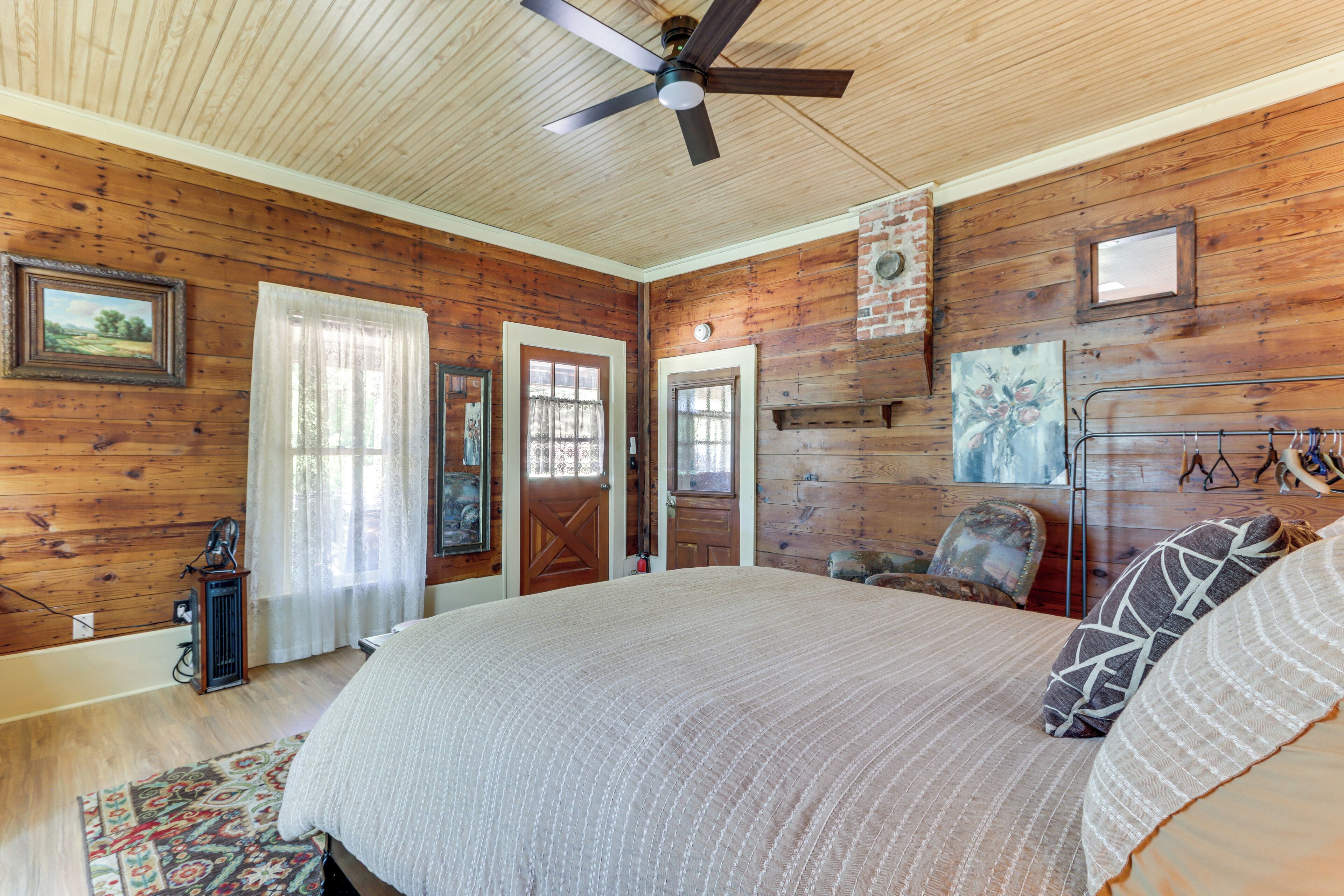 1 bedroom, desk, travel crib, internet