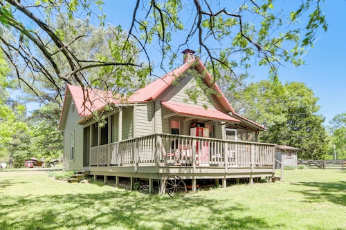Vintage Charm + Outdoor Calm: Rural Arkansas Cabin