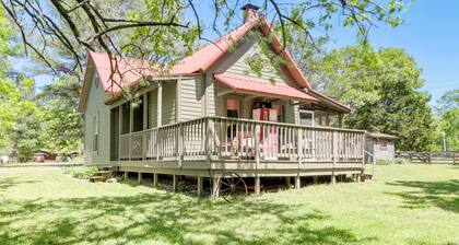 Vintage Charm + Outdoor Calm: Rural Arkansas Cabin