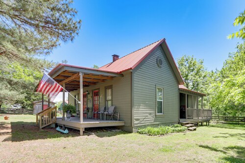 Vintage Charm + Outdoor Calm: Rural Arkansas Cabin