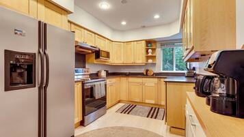 Fridge, microwave, stovetop, dishwasher