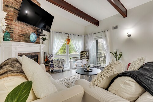 3 Mi to Dtwn Norwalk: Cozy Condo