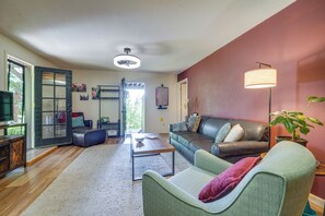 TV, books - Hike, Bike & Swim! Wooded Retreat in Nevada City (Nevada City)