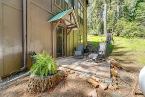 Terrace/patio - Hike, Bike & Swim! Wooded Retreat in Nevada City (Nevada City)