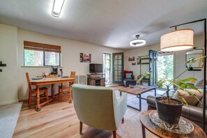 TV, books - Hike, Bike & Swim! Wooded Retreat in Nevada City (Nevada City)