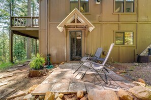 Terrace/patio - Hike, Bike & Swim! Wooded Retreat in Nevada City (Nevada City)