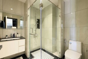 Shower, hair dryer, towels, soap - Title Legendary garden view C407 (Tambon Choeng Thale)