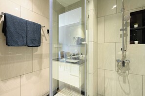 Een douche, een haardroger, handdoeken, zeep