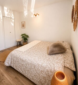 Iron/ironing board, WiFi, bed sheets - Charming apartment A stay in the heart of the Mediterranean 2 steps from the beaches (La Ciotat)