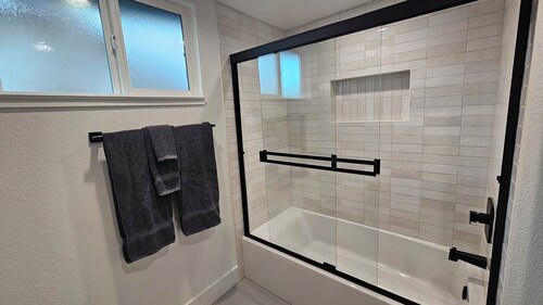 Luxury Home Hot Tub Spa Heated Pool Foosball Table Newly Remodel in Sacramento