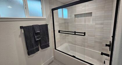 Luxury Home Hot Tub Spa Heated Pool Foosball Table Newly Remodel in Sacramento