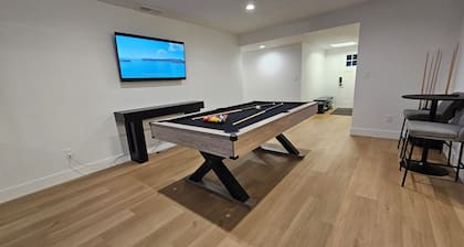 Luxury Home Hot Tub Spa Heated Pool Foosball Table Newly Remodel in Sacramento