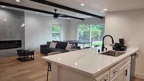 Luxury Home Hot Tub Spa Heated Pool Foosball Table Newly Remodel in Sacramento