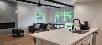 Luxury Home Hot Tub Spa Heated Pool Foosball Table Newly Remodel in Sacramento