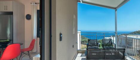 Apartment, Balkon, Meerblick | Speisen im Freien