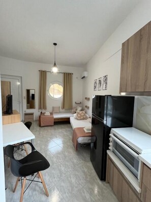 Comfort Studio, Courtyard View - Capostango Apartments  (Ano Rodakino)