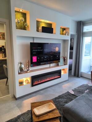 Una televisión, una mesa de tenis de mesa, un reproductor estéreo