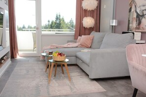 TV, fireplace, ping pong, stereo - Stylish 4-Star Apartment for 4 Guests, Fast Wi-Fi (Goslar)