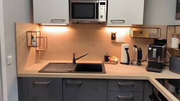 Kühlschrank, Mikrowelle, Ofen, Geschirrspüler