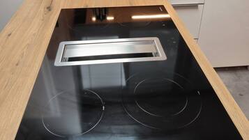 Kühlschrank, Mikrowelle, Ofen, Geschirrspüler