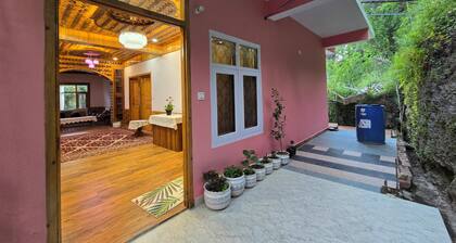 The Wooden Nook Chail