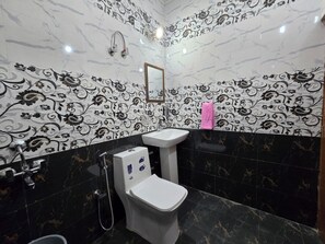 Habitación Deluxe | Baño | Regadera, toallas, jabón, shampoo