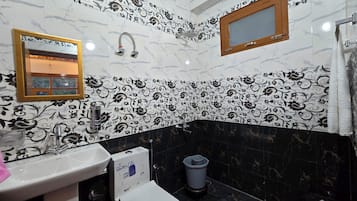 Habitació superior, vistes a la muntanya | Bany | Dutxa, tovalloles, sabó i xampú