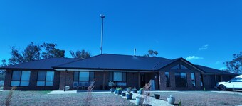 Janaki Farmhouse - Top of Hill at Cooma (NBN Tower)