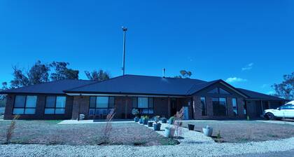 Janaki Farmhouse - Top of Hill at Cooma (NBN Tower)