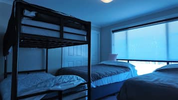 5 bedrooms, iron/ironing board, WiFi, bed sheets