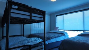 5 bedrooms, iron/ironing board, WiFi, bed sheets