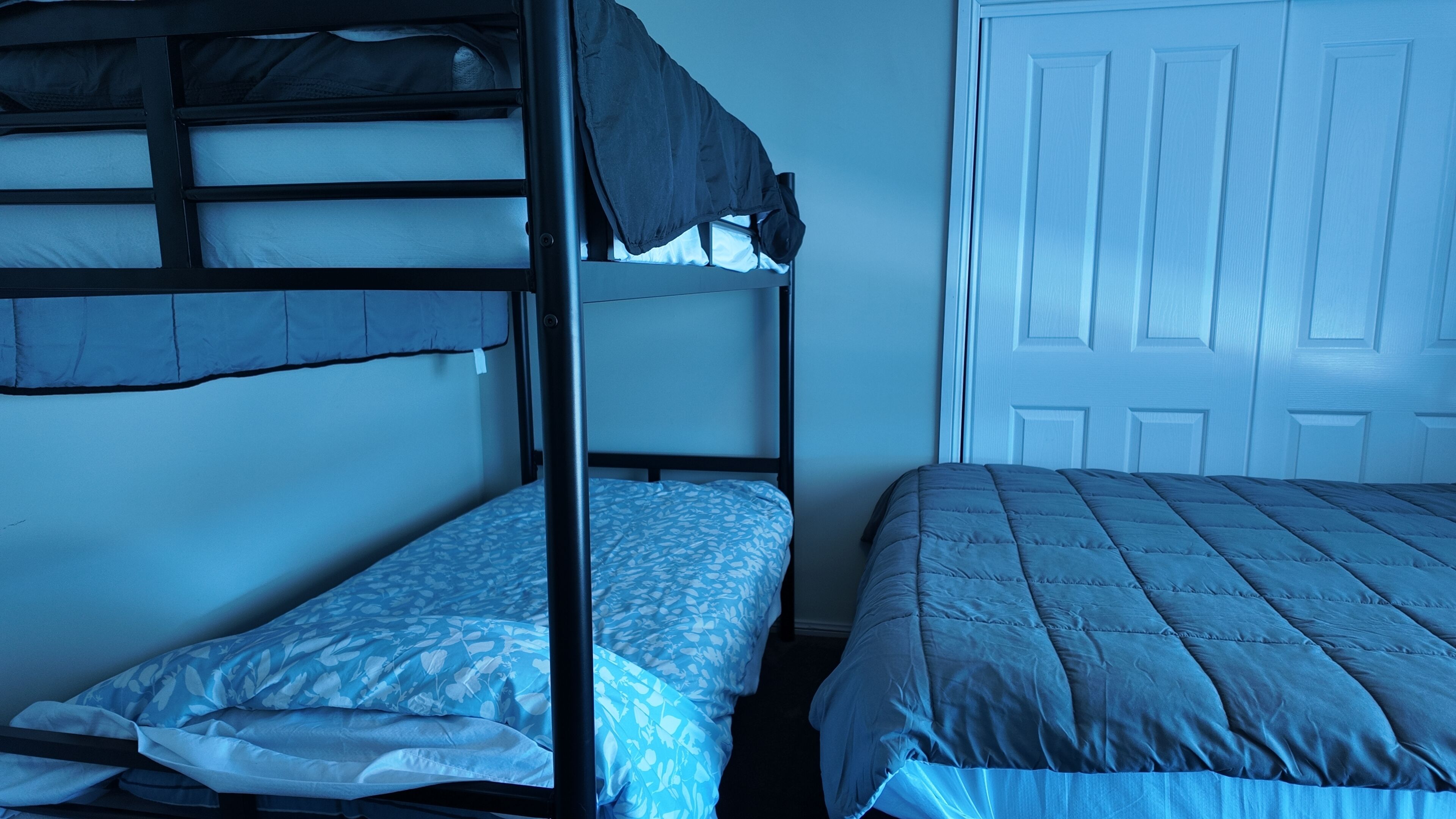 5 bedrooms, iron/ironing board, WiFi, bed sheets