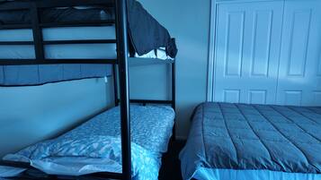 5 bedrooms, iron/ironing board, WiFi, bed sheets