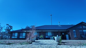 Un bâtiment moderne doté d’un toit plat, de grandes fenêtres et d’une cheminée.