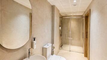 Deluxe Twin Room | Bathroom | Shower, hair dryer, towels, soap